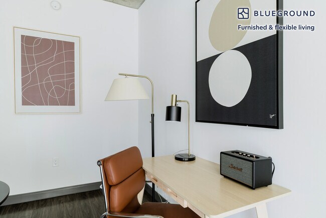 Foto del edificio - 215 W Lake St