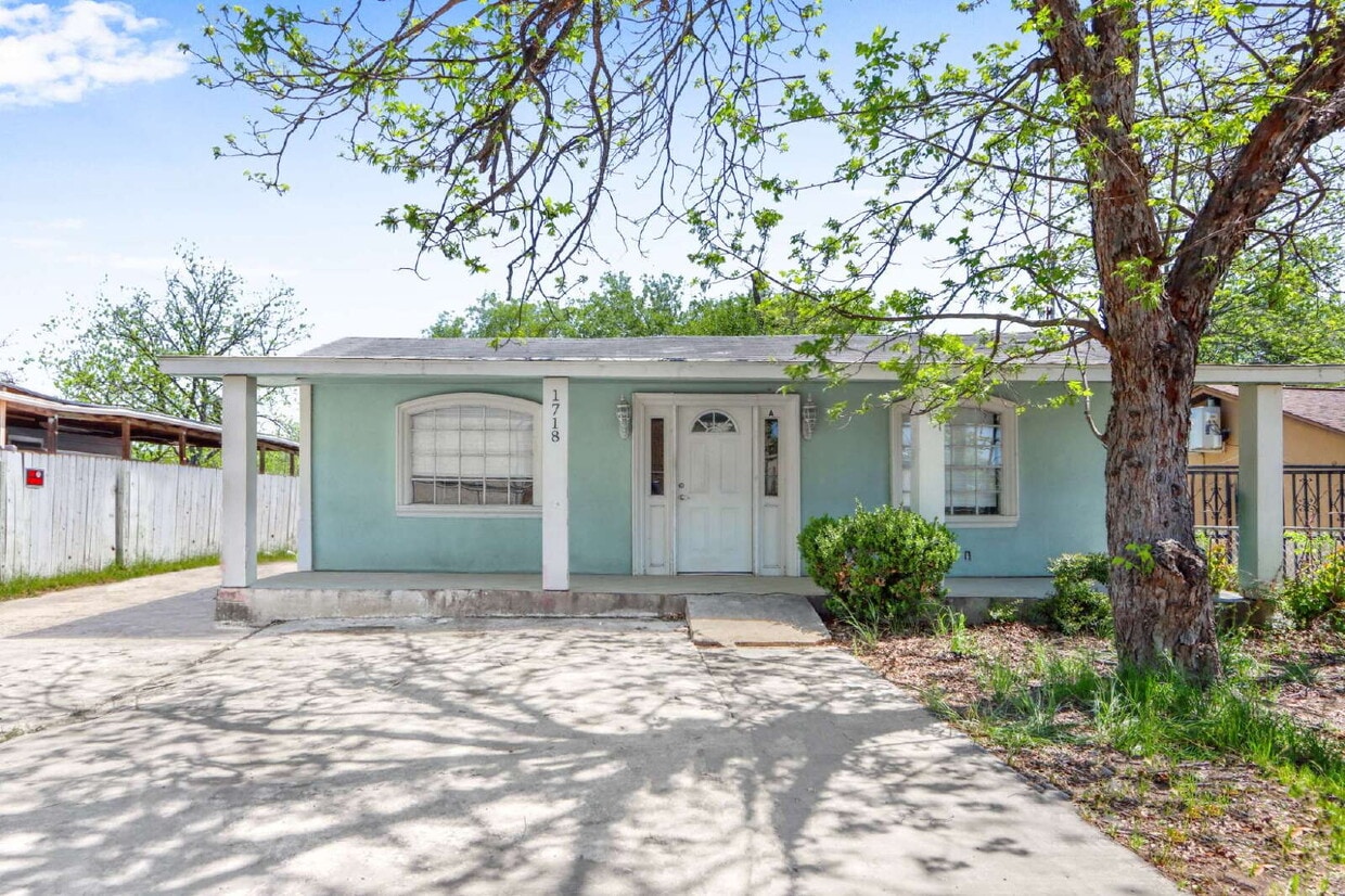 Photo - "Discover Comfort & Convenience: Charming 2-Bedroom Duplex at 1718 Commercial Ave, San Antonio!"