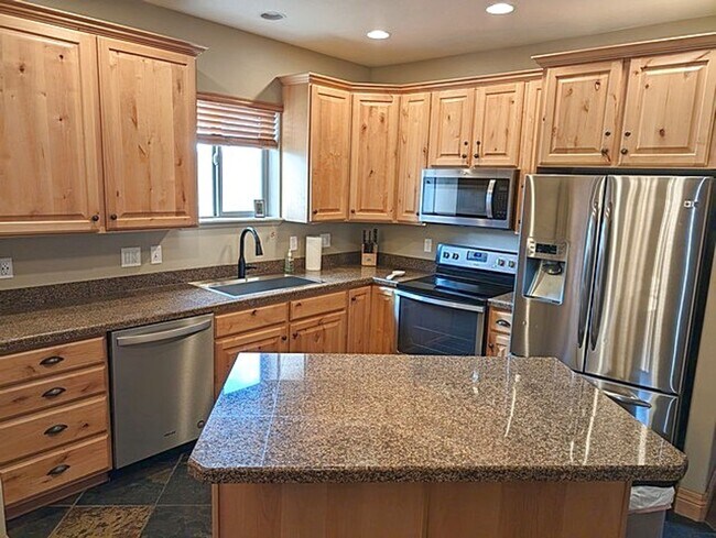 Building Photo - Beautiful Fully Furnished Jordanelle Townhome
