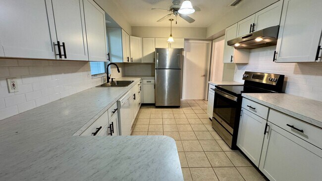 Foto del edificio - True Florida Home! Fantastic Location!