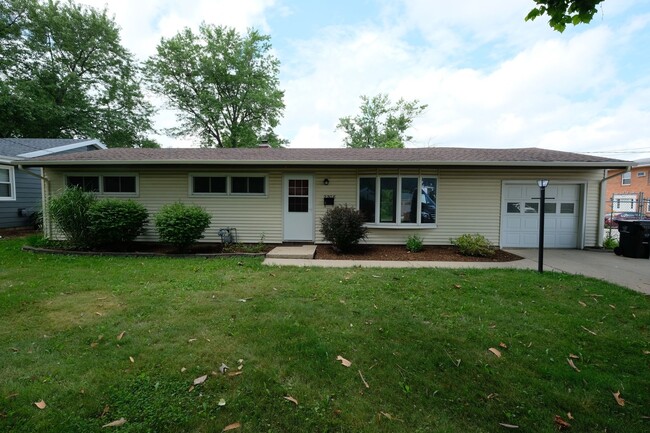 Building Photo - 3 Bed 1.5 Bath home on quiet street with g...