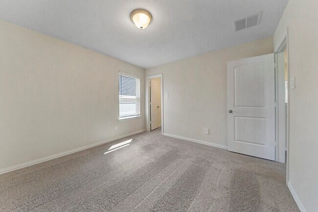 Building Photo - 115 Silver Sky St