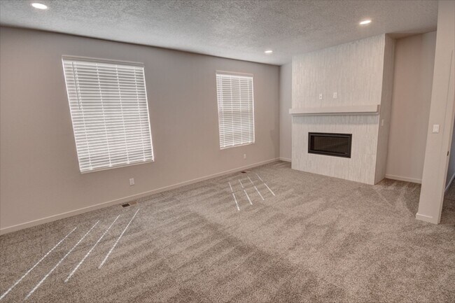 Building Photo - Immediate Move In Available!