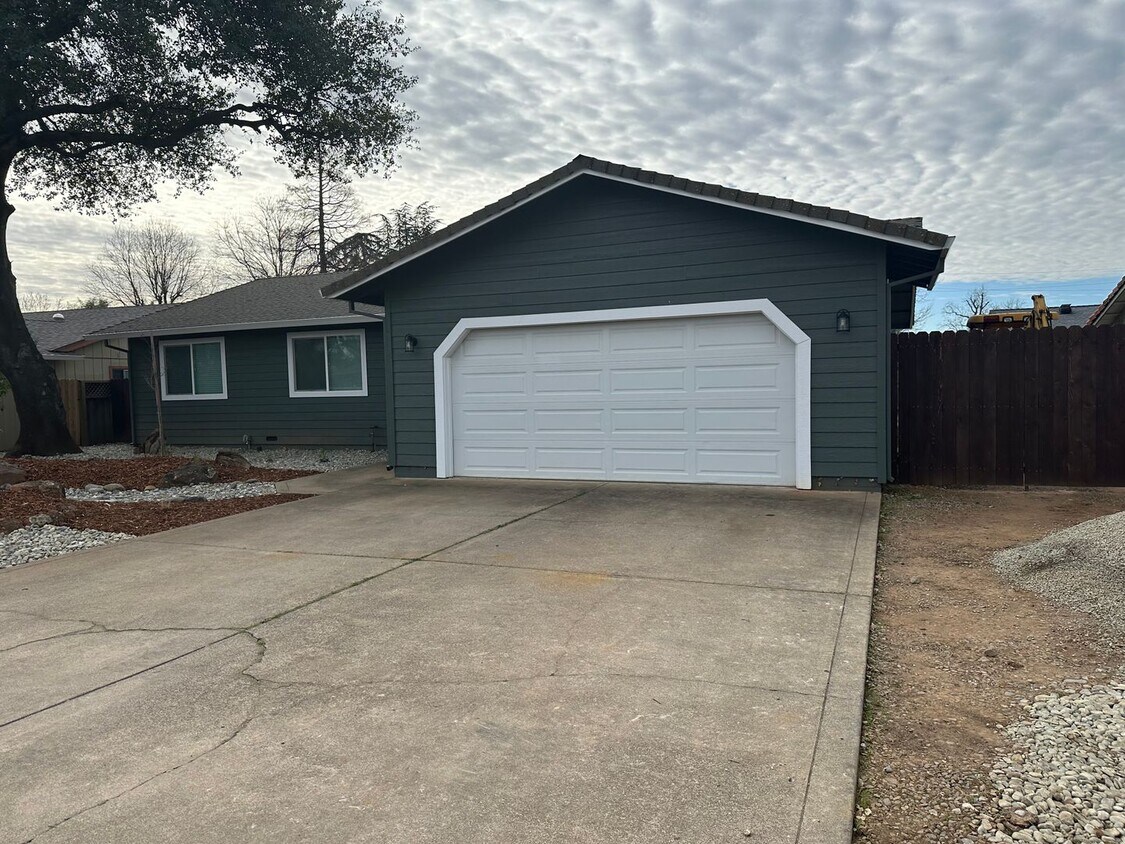 Foto principal - Move-in ready! Just remodeled! Many upgrades!