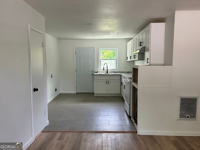 Foto del edificio - 610 N College Dr