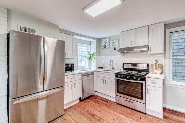 Building Photo - 2 Level Condo with parking, close to metro, utilities included!