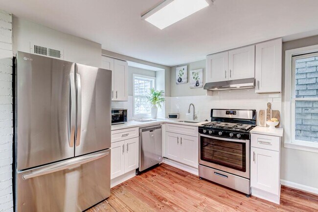 Foto del edificio - 2 Level Condo with parking, close to metro, utilities included!