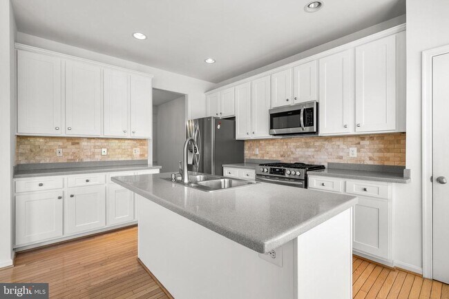 Building Photo - 45811 Mountain Pine Square