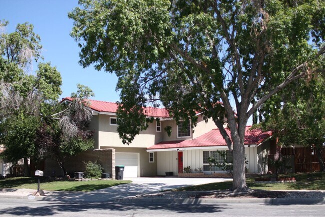 Building Photo - Beautiful West Lancaster Home! 5B/3B with ...