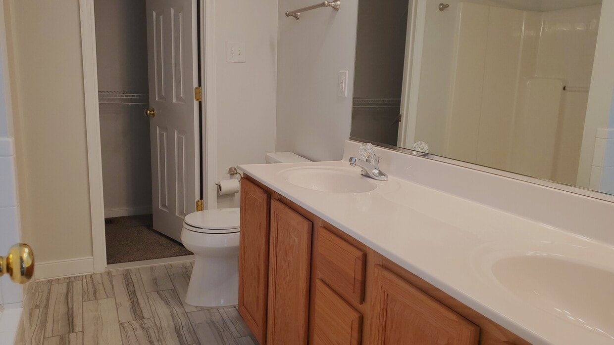 Building Photo - 600 Henry St