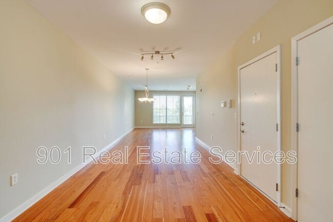 Building Photo - 380 Island Dr
