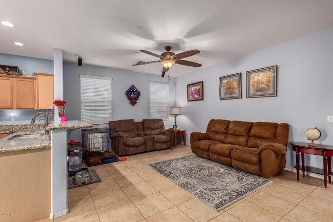 Foto del edificio - 18247 W Carol Ave