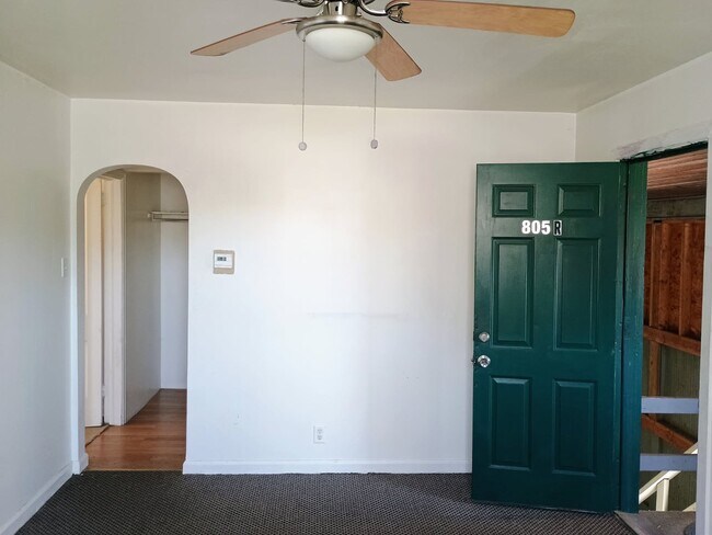 Foto del edificio - 807-807 Bedford St