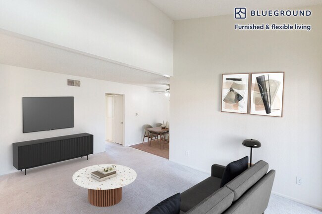 Foto del edificio - 325 S San Dimas Canyon Rd