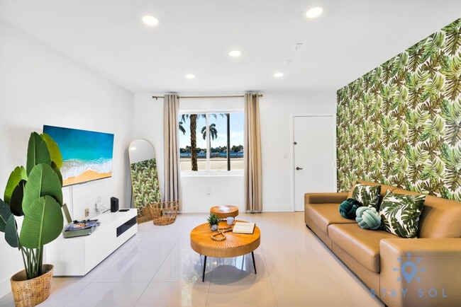 Building Photo - 809 S Ocean Dr