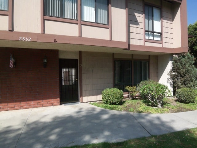 Building Photo - Two Story 4 BR 2.5 BA Condo With 2 Car Garage