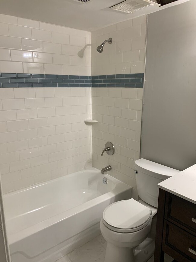 Building Photo - Pristine, move in ready 1 bath, 1 bedroom ...