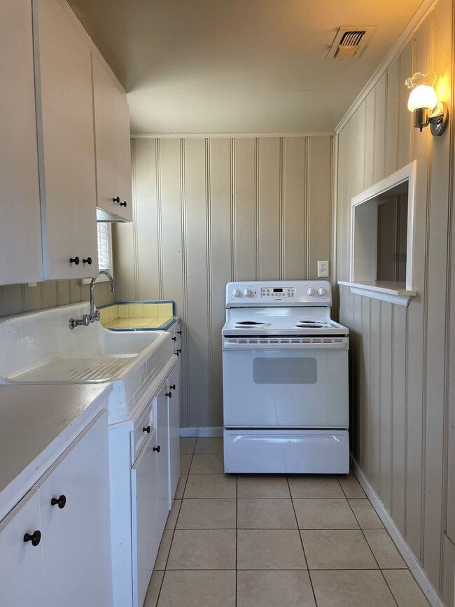 Building Photo - Cute & updated 1 bedroom 1 bathroom Fresno...