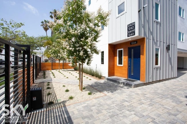 Building Photo - 1242 N Beachwood Dr