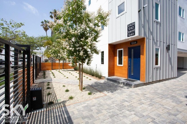 Foto del edificio - 1242 N Beachwood Dr