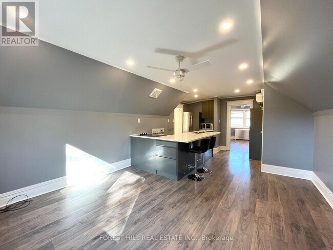 Building Photo - 303 Lonsdale Rd