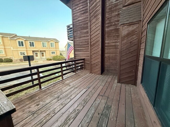Building Photo - Beautiful West Side 2 Bedroom Condo w/ Views!!