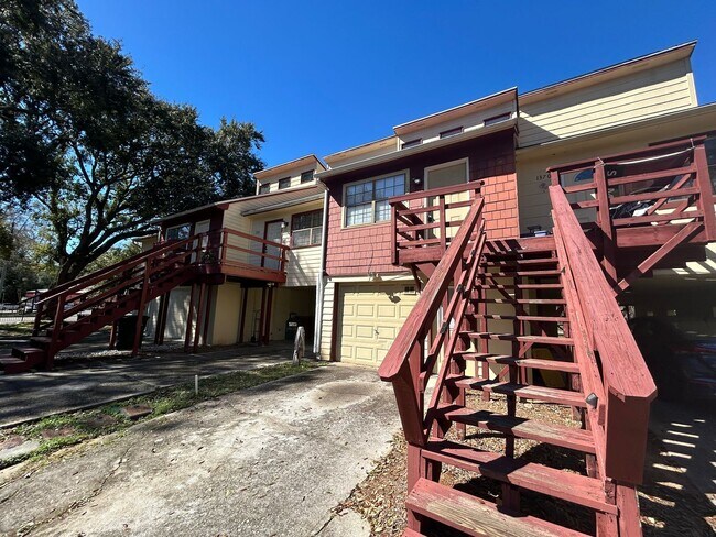 Foto del edificio - 3 Bed / 2.5 Bath – Steps from Doak Campbell Stadium – Only $1,800!