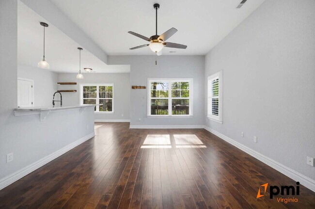 Foto del edificio - Stunning 5 Bedroom Waterfront Home with 2 car garage