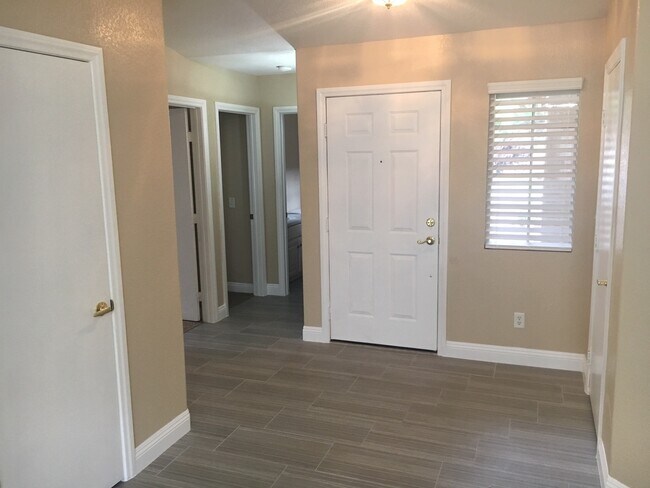 Foto del edificio - 1069 Vanlier Ln