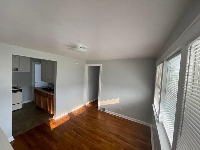 Foto del edificio - Large 1 Br upstairs apartment - with 2 bon...