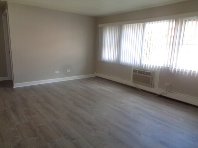 Building Photo - 10917 S Lloyd Dr