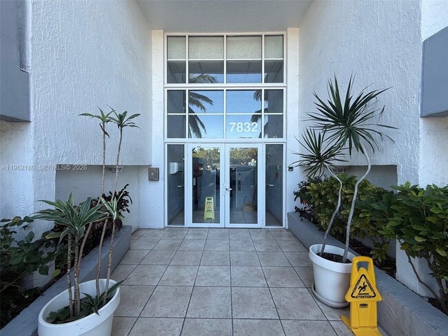 Foto del edificio - 7832 Collins Ave