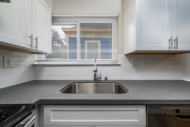 Building Photo - Recently Renovated 2 Bedroom 1 Bath, Two-Level Apartment-Great Midtown location!