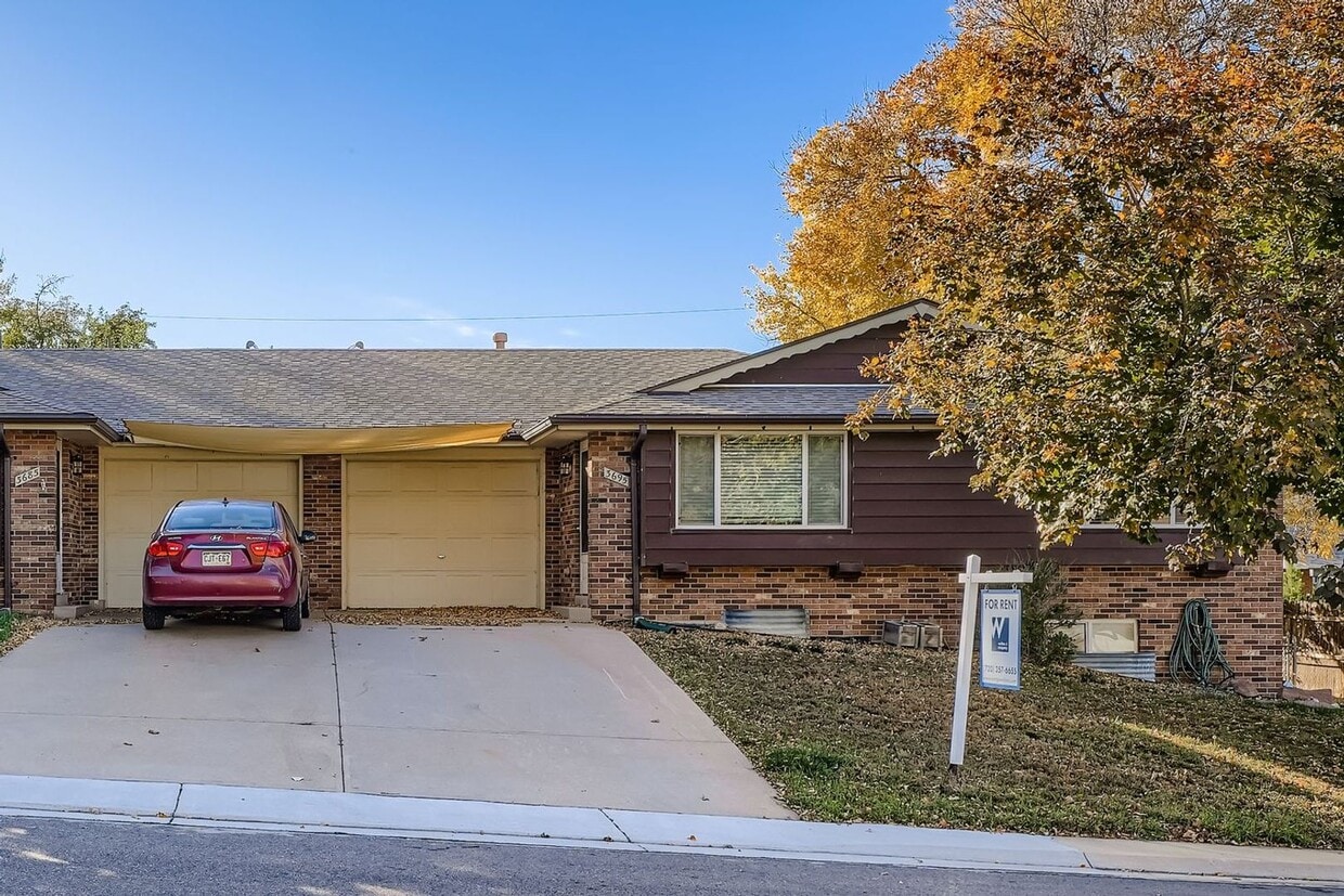 Foto principal - 4 Bed 2.5 Bath Duplex with Private Fenced ...