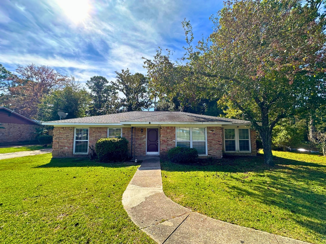 Primary Photo - 110 Windsor Dr