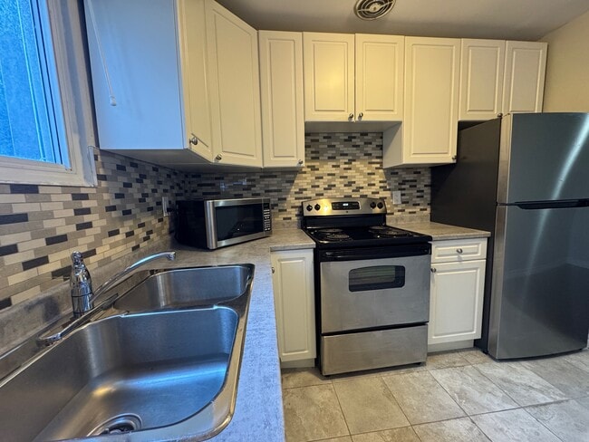 Building Photo - Updated 1 Bedroom & 1 Bathroom Apartment!