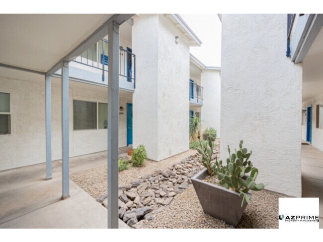 Foto del edificio - FREE FIRST MONTH'S RENT MOVE IN SPECIAL! Charming 1/1 Apartment in a Prime Phoenix Location - Lower-