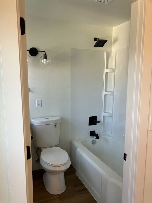 Building Photo - 1006 E 9th St