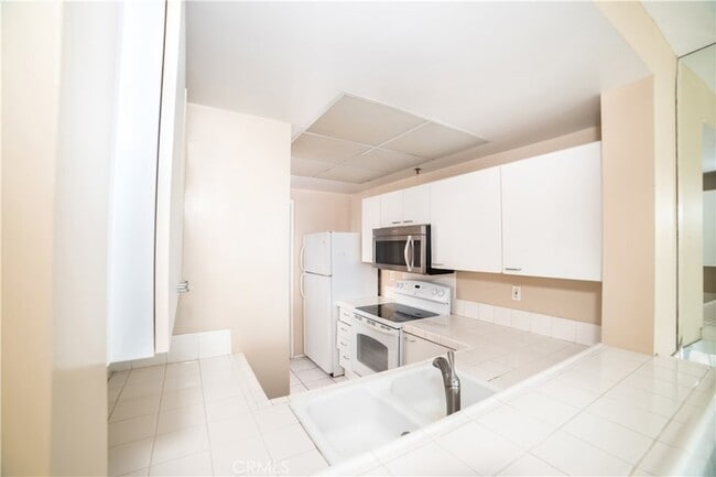 Building Photo - 525 E Seaside Way