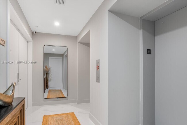 Foto del edificio - 700 NE 24th St