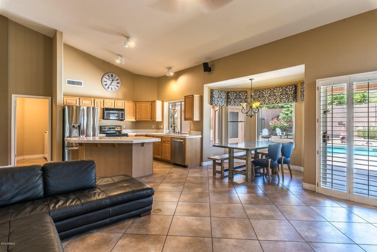 Primary Photo - 626 W Mountain Vista Dr