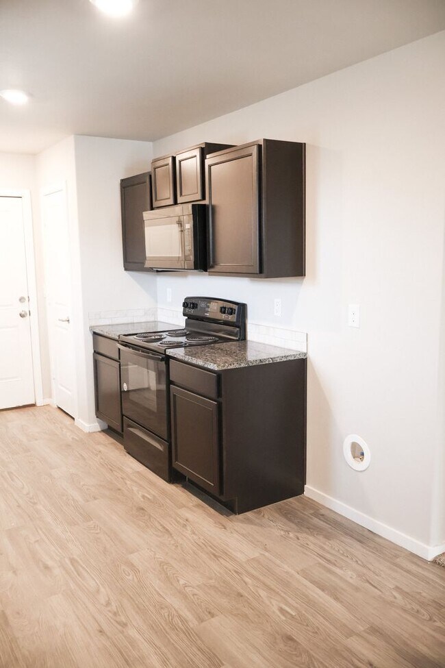 Building Photo - Cozy and Spacious 3 Bedroom Home with Gara...