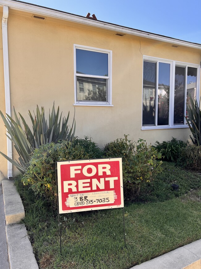 Front of building triplex - 876 Alandele Ave