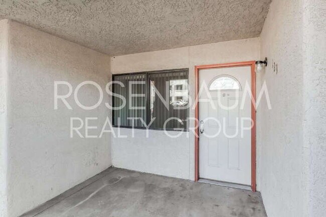 Building Photo - Gorgeous 1-bed, 1-bath downstairs apartmen...