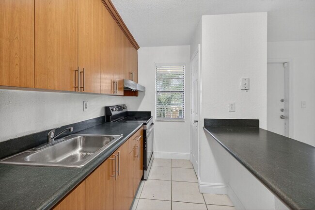Foto del edificio - QUICK MOVE IN - FIRST MONTH FREE | Bright & Modern 1-Bedroom Apartment in Prime Oakland Park Loca...