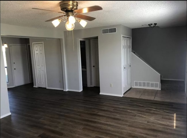 Building Photo - Stunning 3 bed 3 bath