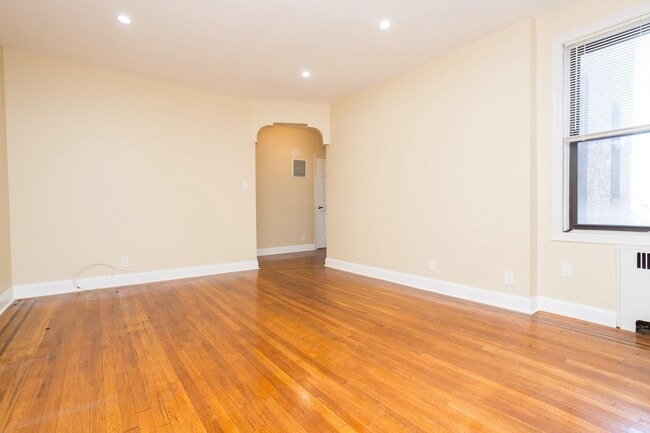 Foto del edificio - 167-10 Crocheron Ave