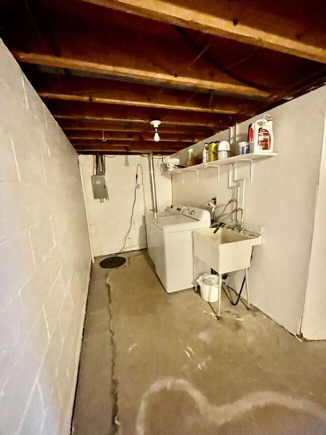 Foto del edificio - 3 Bed 1.5 Bath- Bridgeville PA