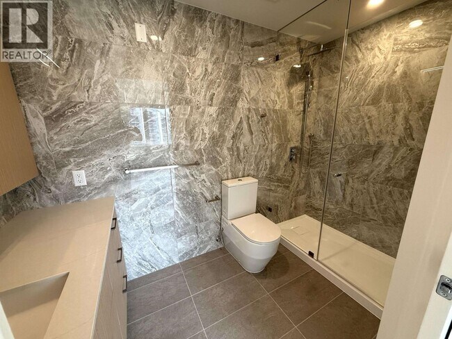 Photo du bâtiment - 6468-6468 Willingdon Ave