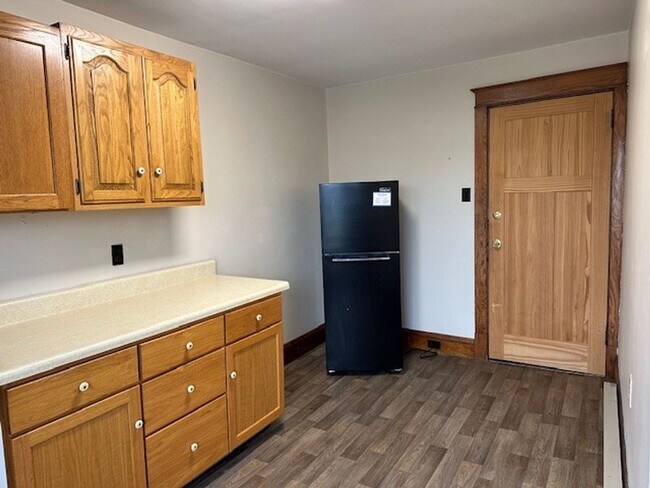 Building Photo - 2nd Floor 1 Bedroom 1 Bathroom Apt Located...